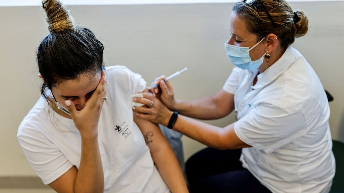 Jak přimět mladé k očkování? V Řecku jim rozdávají mobilní internet zadarmo
